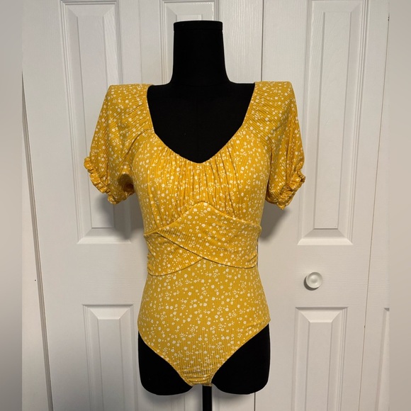 Come Into Bloom Mustard Yellow Floral Print Tie-Back Bodysuit - Size Medium - Picture 4 of 7
